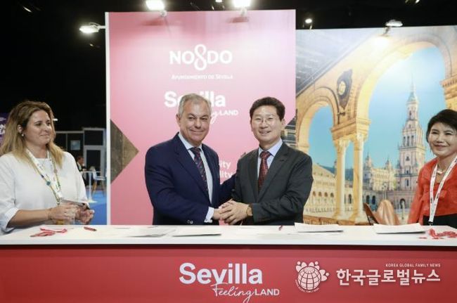 22일(현지 시간) 시베야 피베스에서 이상일 시장이 호세 루이스 산스 시장과 우호 협약 체결 후 악수하고 있다