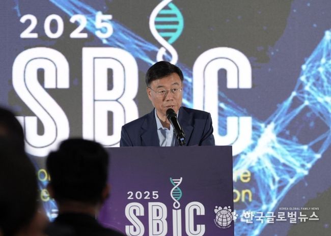 신상진 성남시장이 23일 성남글로벌융합센터에서 열린 ‘2025 성남 국제 바이오헬스케어 컨벤션(SBIC 2025)’ 개막식에서 개회사를 하고 있다.