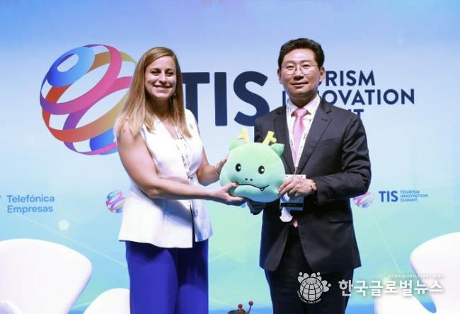 스페인 세비야 피베스(FIBES)에서 열린 TIS 2025에 참석한 이상일 시장이 세션 종료 후 진행자에게 조아용 인형을 전달하고 있다