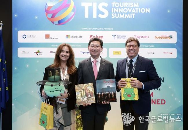 스페인 세비야 피베스(FEBIS)에서 이상일 시장(가운데)과 안토니오 카스타뇨 세비야시 관광청장(오른쪽)이 기념품 전달 후 기념 사진을 촬영하고 있다