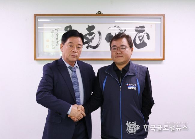공사 이희석 사장(왼쪽)과 노동조합 이정만 위원장(오른쪽)이 기념 촬영을 하고 있다.