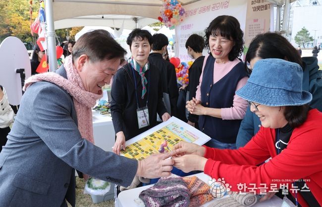 박승원 광명시장이 지난 25일 광명시민체육관에서 '소통과 화합, 함께 여는 마을공동체'를 주제로 열린 '동상일몽 통(通)하는 날' 행사 부스에 방문해 마을공동체 위원들과 소통하고 있다.