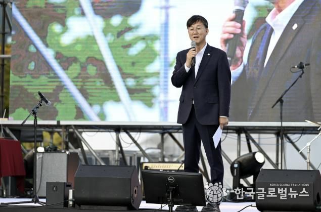 이민근 안산시장이 지난 25일 안산문화광장에서 개최된 ‘제1회 안산시동아리연합축제’에서 인사 발언을 하고 있다.