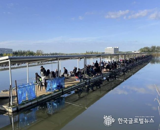 지난 24일 개최된 제16회 화성시장배 전국 민물낚시대회에서 참가자들이 붕어를 낚고 있다