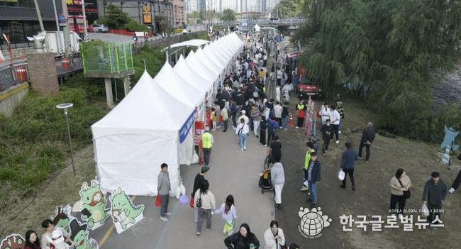 25일 신갈오거리 일원에서 열린 '2025 신갈오거리 도시재생 거리예술축제' 현장