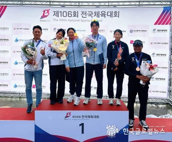 혼성 470급 금메달을 획득한 여수시청 요트팀 이경진·김창주 선수(왼쪽에서 세·네 번째)