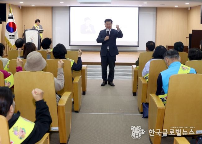 박승원 광명시장이 28일 오후 한국폴리텍대학 광명융합기술교육원 강당에서 열린 ‘광명안전단’ 발대식에 참석해 구호를 선창하고 있다.