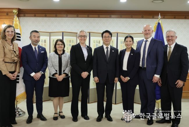 김민석 국무총리가 27일 세종대로 정부서울청사에서 티나 코텍 美 오리건 주지사를 접견, 인사 및 환담을 나누고 있다.