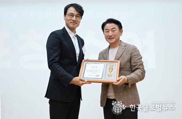 김동근 시장이 10월 28일 ‘제40회 회룡문화제 성과공유회’에서 ‘태조‧태종 의정부행차’에 참여했던 배우 정의갑 씨에게 표창장을 수여한 뒤 함께 기념사진을 찍고 있다.