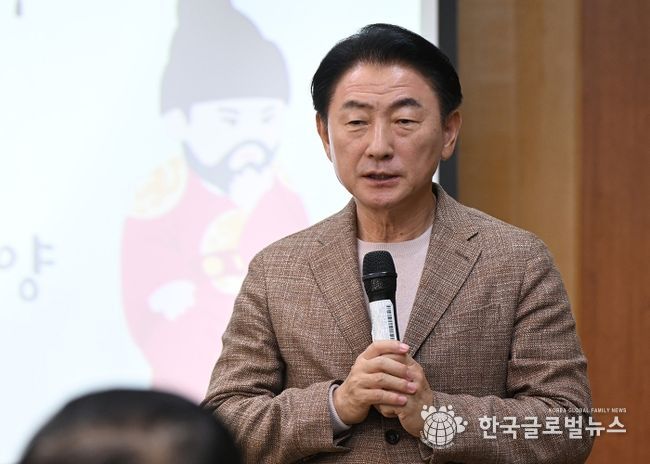 김동근 시장이 10월 27일 ‘2025년 제3기 주민자치회 통합 워크숍’에서 인사말을 하고 있다.