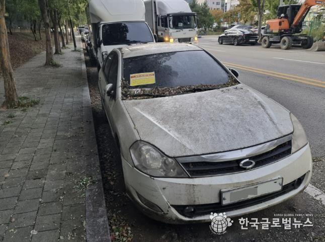 도로에 무단으로 방치된 차량