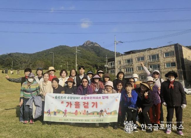 상록수보건소 수암보건지소에서 안산동 주민을 대상으로 올바른 걷기 교육과 걷기 체험을 진행하고 있다.
