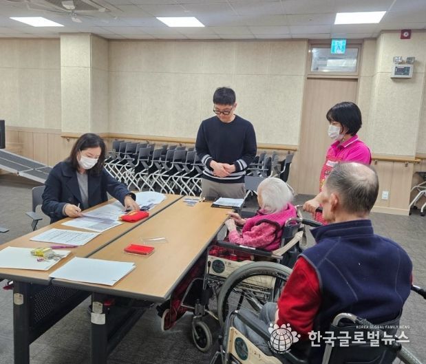 지난 30일 민생회복 소비쿠폰 TF팀이 시립노인요양센터를 방문해 입소 어르신을 대상으로 민생회복 소비쿠폰 신청을 지원하고 있다.