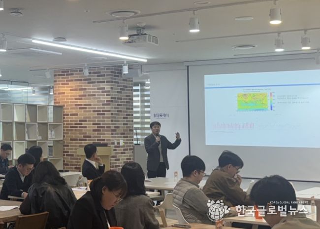 화성특례시가 31일 시민, 기업, 공공기관 관계자 등을 대상으로 탄소중립 역량강화 교육을 하고 있다