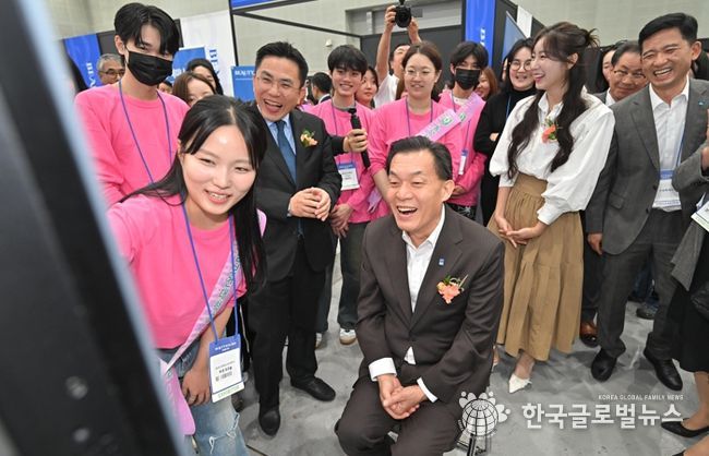 이재준 수원시장이 10월 31일 2025 뷰티썸 수원 행사장에서 체험을 하며 활짝 웃고 있다.