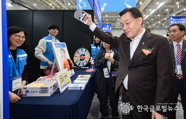 이재준 수원시장이 10월 31일 ‘건강 캠페인’ 홍보부스에서 악력기를 체험해 보고 있다.