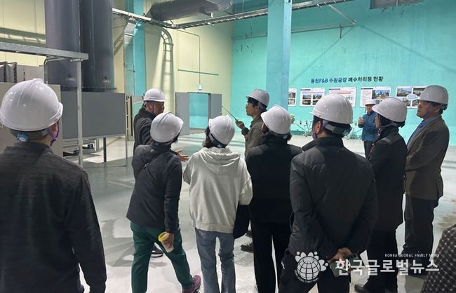 동원F&B 폐수처리장 인근에 거주하는 주민들이 악취 개선 공사 현황을 확인하고 있다.