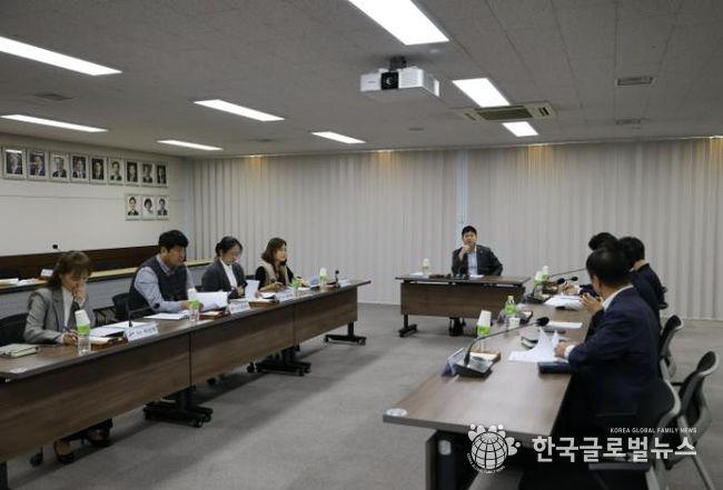 안산시의회 최찬규 의원이 실무부서의 의견을 청취하고 있다.