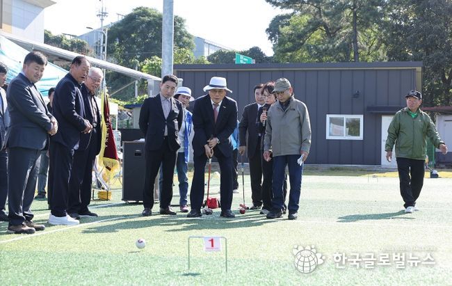 31일 이상익 함평군수가 게이트볼대회에서 축사를 하는 모습, 게이트볼 시타 모습