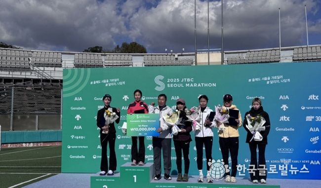 2025 JTBC서울마라톤대회 시상식 사진(우승상금 팻말을 들고 있는 임예진 선수)