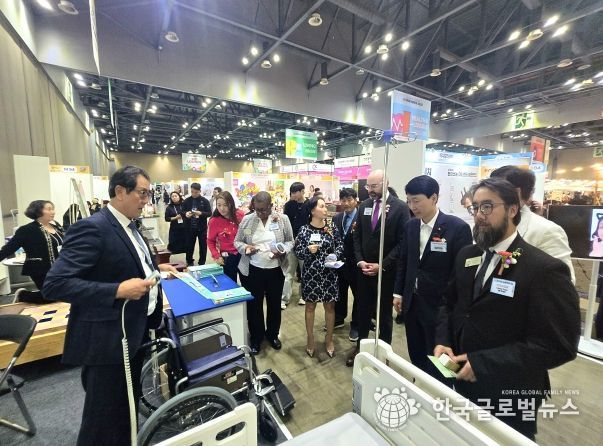 경상원 김민철 원장이 미국 조지아 경제사절단 등과 함께 '소공인 박람회' 참가사의 제품 설명을 듣고 있다.