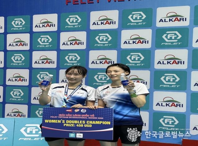 구로구청 배드민턴팀 김하나·전주이 선수가 시상식 후 트로피와 함께 기념 촬영을 하고 있다.