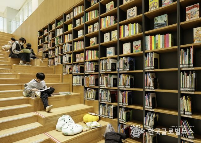 시민들이 화성동탄중앙도서관을 이용하고 있다