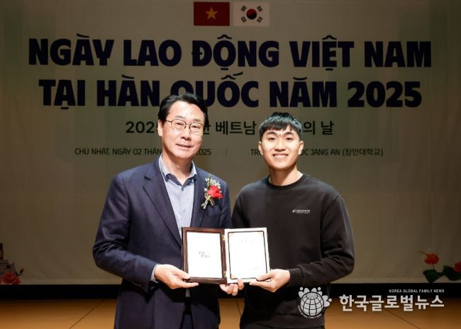 정명근 화성특례시장이 수상자와 함께 기념촬영을 하고있다