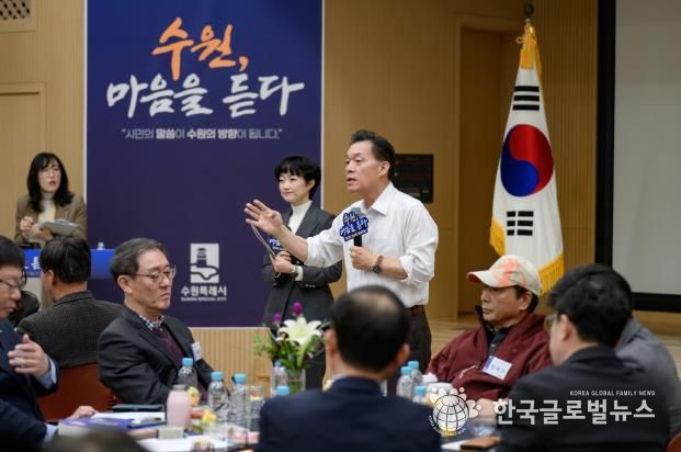 이재준 시장이 행궁동 새빛만남에서 이야기를 하고 있다.