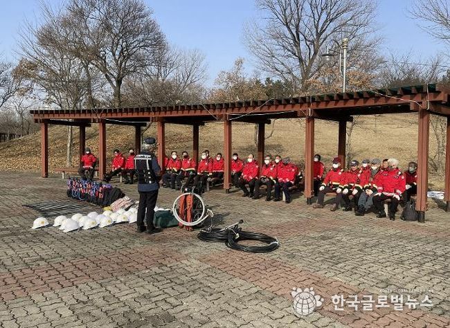 안산시 산불전문진화대가 현장교육을 진행하고 있다.