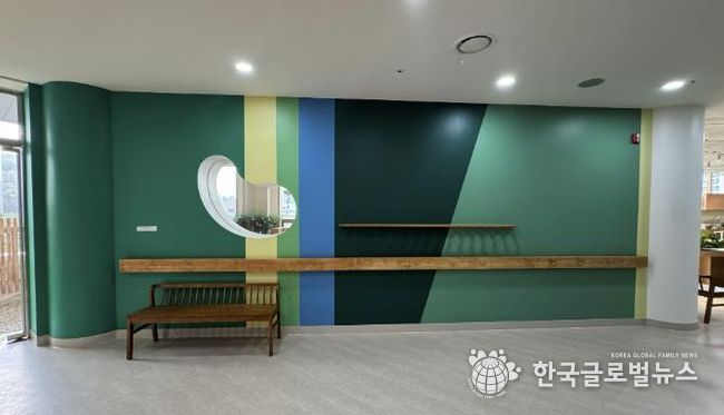 어르신 인지건강 증진을 위한 실내 다감각 정원 '소하담숲' 모습. 사진 오른편 내부 정원에서 왼편 외부 정원으로 나가는 복도의 벽을 자연의 색을 재해석한 색으로 칠했다.