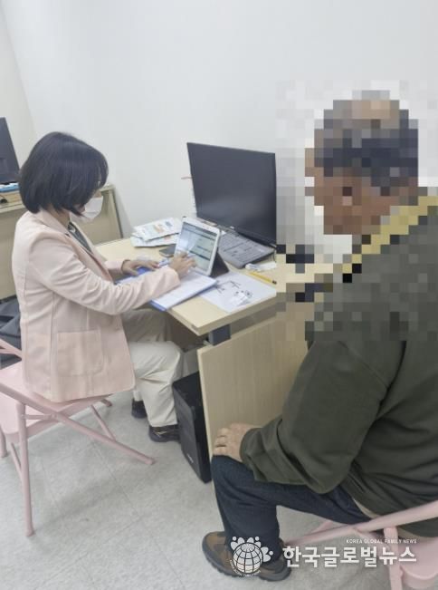 안산시 단원보건소 관계자가 4일 대부동 지역 주민을 대상으로 치매 선별검사를 진행하고 있다.