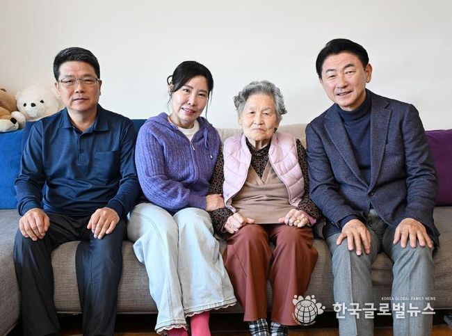 김동근 시장이 11월 3일 100세 생신을 맞은 관내 어르신 가정을 방문해 함께 기념사진을 찍고 있다.