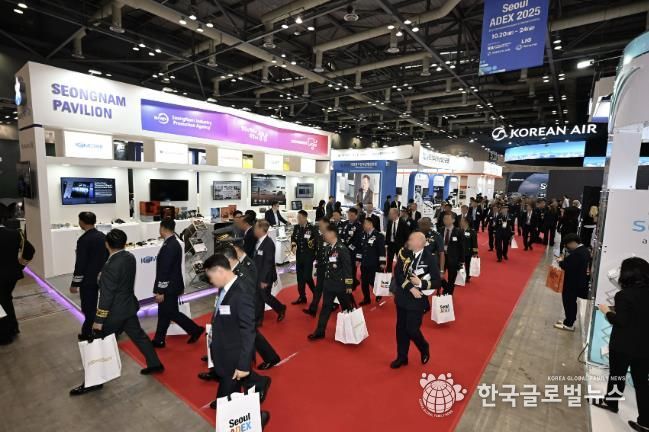 관람객들이 ‘서울국제항공우주 및 방위산업전시회(이하 ADEX)’에 설치된 성남시 기업공동관을 둘러보고 있다