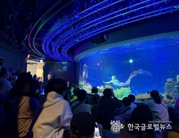 수원특례시 드림스타트 아동·가족이 아쿠아플라넷 관람을 하고 있다.