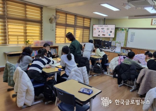 지역 시민이 직접 디지털 윤리 강사로 참여하는 '디지털 윤리 교실'이 진행되고 있다.