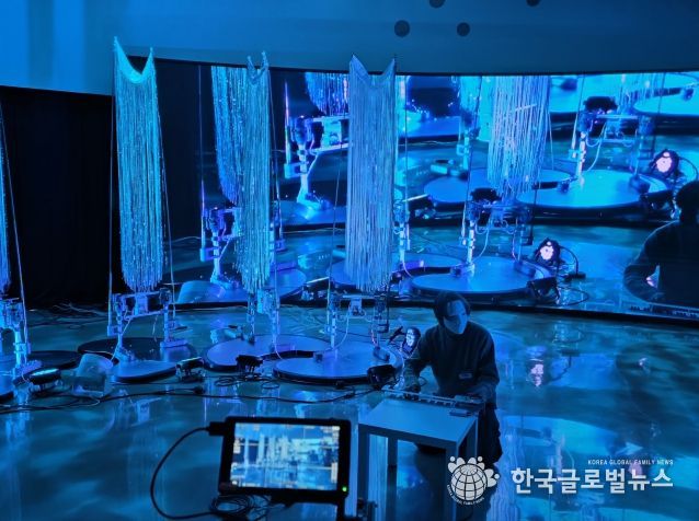 권병준 작가가 프리뷰 퍼포먼스를 진행하고 있다.