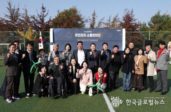 주민자치한마당 참석한 화성특례시의회 시의원 기념 사진