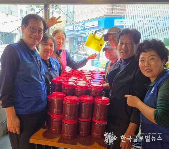 광명시 소하1동 바르게살기위원회는 지난 8일 소하1동 행정복지센터에서 ‘사랑의 고추장 나눔 행사’를 실시했다.