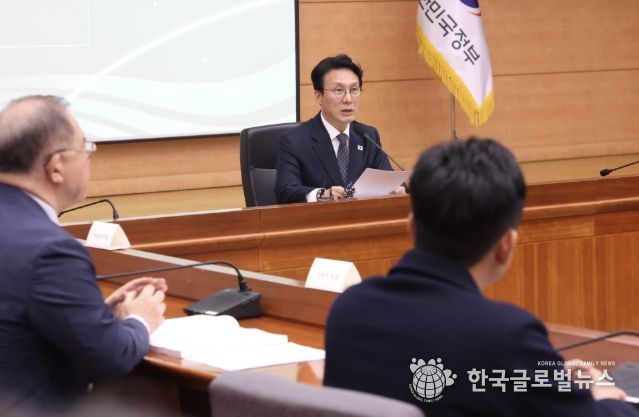 김민석 국무총리가 10일 세종대로 정부서울청사에서 열린 2050 탄소중립녹색성장위원회 제5차 전체회의를 주재하고 있다.