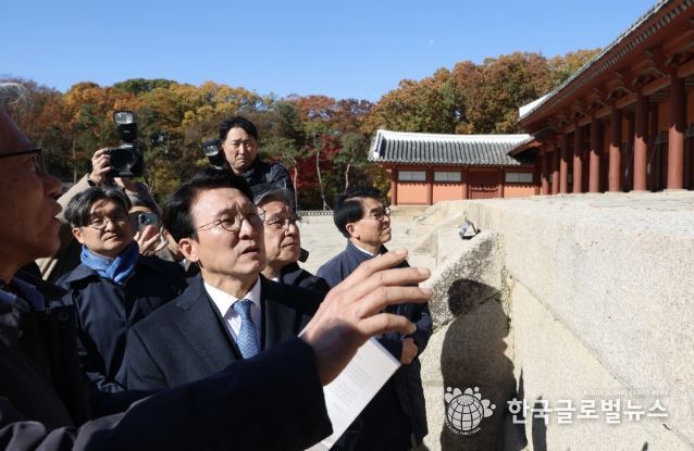 김민석 국무총리가 10일 서울시의 종묘 앞 고층건물 허용과 관련 허민 국가유산청장, 유홍준 국립중앙박물관장 등과 함께 종로구 종묘를 방문, 외부 조망을 점검하고 있다.