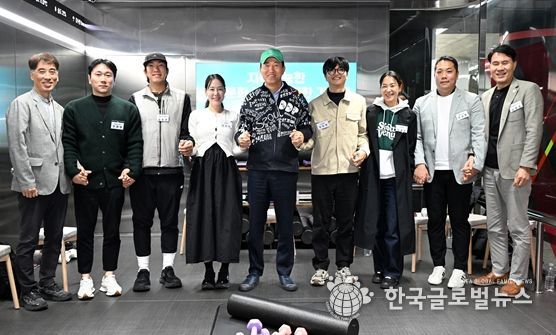 오세훈 서울시장이 10일(월) 영등포구 5호선 여의나루역 러너스테이션에서 열린 '지속가능한 러닝문화 조성을 위한 간담회' 참석자들과 기념사진을 촬영하고 있다.