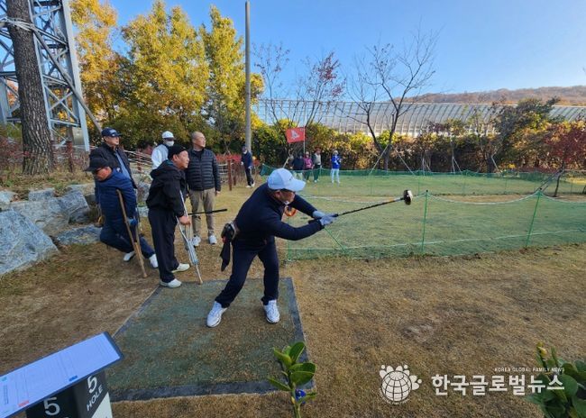 12일 오전 기형도문화공원 파크골프장에서 열린 ‘제1회 광명시장배 장애인 파크골프대회’ 참가자들이 경기를 하고 있다.