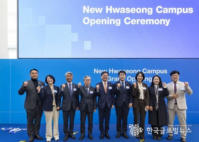 준공식에 참석한 화성특례시의원 기념 사진