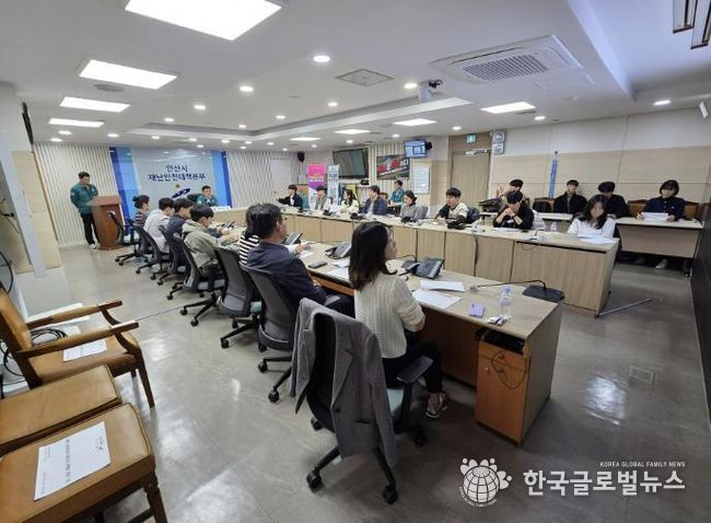 고재준 안산시 시민안전과장이 재난종합상황실에서 ‘겨울철 비상 대응 재난담당자 교육’을 진행하고 있다.