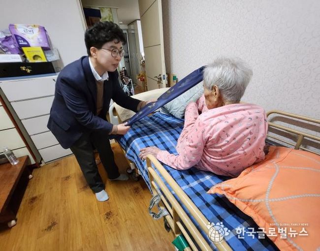 오산시 대원2동, 100세 어르신께 '청려장' 전달