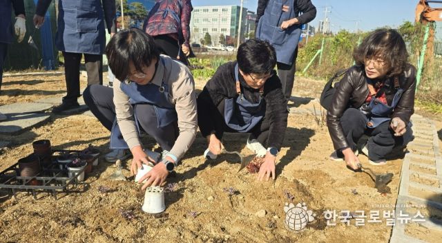 손바닥정원단과 시민들이 고색동 양묘장에서 제7회 수원 정원의 날 행사를 기념해 손바닥정원을 조성하고 있다.