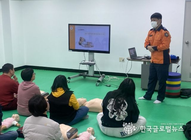 수원소방서와 함께 시민 대상으로 응급처치 교육을 하고 있다.