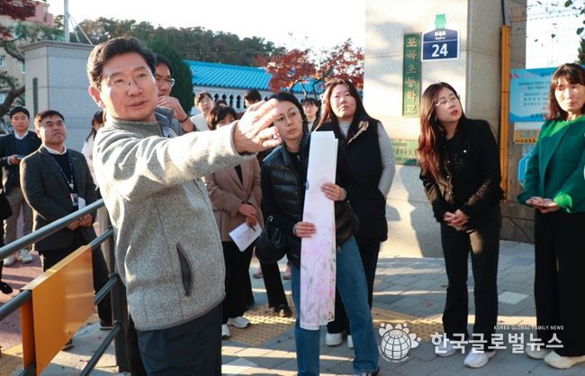이상일 용인특례시장이 14일 포곡초등학교에서 학부모들과 만나 학생들의 안전을 위한 방안을 논의했다.