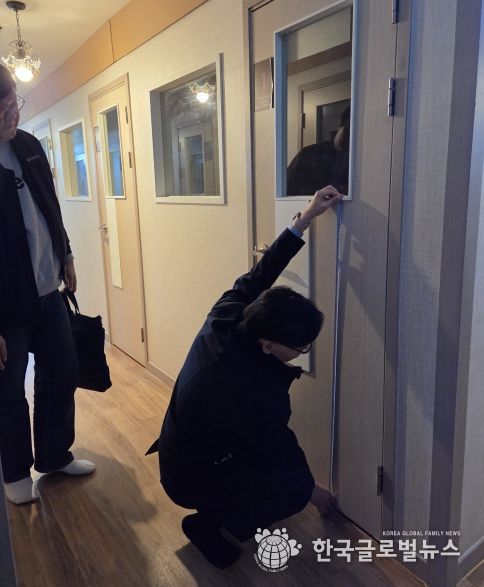 수원특례시, 유관기관 관계자들이 신종·변종 룸카페를 대상으로 합동점검을 진행하고 있다.